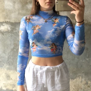 Angel Mesh tröja - Lånade bilder då den är svår att fota💋 Suoer snygg Ängel mesh tröja använd fåtal gånger! Skriv för bild😘😘 Väldigt stretchig