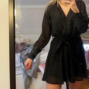 Klänning - Klänning med knytning i midjan. Använd en gång. Köpt för 450 kr. Slut på bikboks hemsida. Storlek xs men passar xs-s då den är stretchig i midjan! Frakt tillkommer men pris kan diskuteras. (Liten slitning i armhålan som inte syns när man bär plagget)