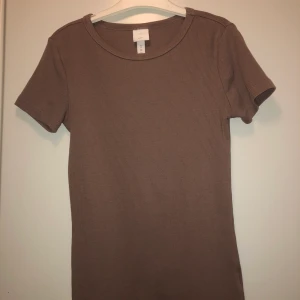 Brun/rosa T-shirt Xs - En jätte fin mörk puderrosa T-shirt köpt i sommras, inte kommit till någon användning, köparen står för frakten💖