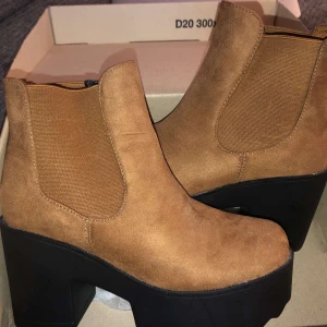 Bruna boots  - Säljer dessa snygga boots. Helt oanvända, säljer pågrund av fel storlek. Bud funkar 🤩 köparen står för frakten!