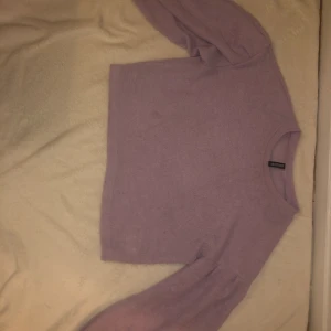 Ljuslila tröja - En ljuslila tröja i xs/s men lite piffigare armar💜 Använd ett fåtal gånger men som ny!