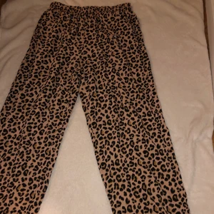 Leopard byxor - Tunna mjuka byxor i leopard, lampor använda med lösare passform vid benen