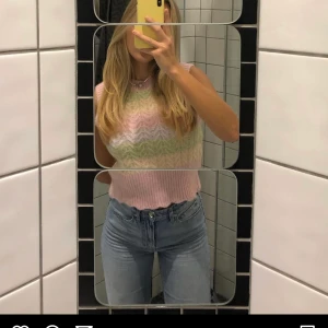 Väst - Så fin väst från zara inköpt för cirka 300 säljer då jag inte använder längre (tröttnar fort på plagg) men frtf jätte fin och trendig! Pris kan diskuteras buda gärna i kommentarerna