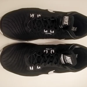 Nike skor strl. 38 - Knappt använda Nikeskor i strl 38. Lite för rund tå för mig men i övrigt ett par sköna skor. Luktar inget, kommer från ett rökfritt hem. 