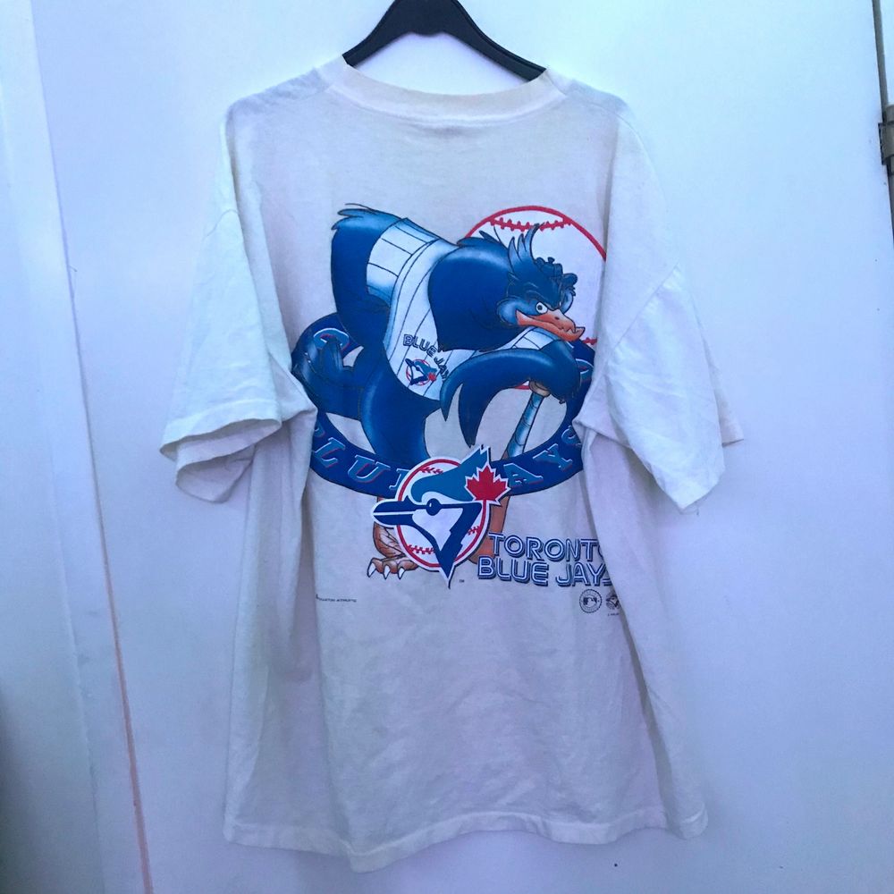 riktigt nice vit vintage t shirt toronto blue jays nice vintage skick och tunt tyg storlek XL. T-shirts.