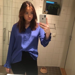 Blus - Blå blus från NA-KD i storlek S!