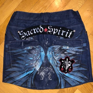 Kjol- egensydd  - Intressekoll på denna snygga jeanskjol😽 har sytt om den från en väska, för mig är den dock lite för stor, har storlek 36 men funkar med skärp. Har fortfarande lite detaljer att fixa, men skriv om ni är intresserade så fixar jag det innan jag skickar!💞🌷