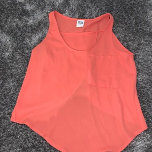 Ett fint korallfärgat tunt linne. - .