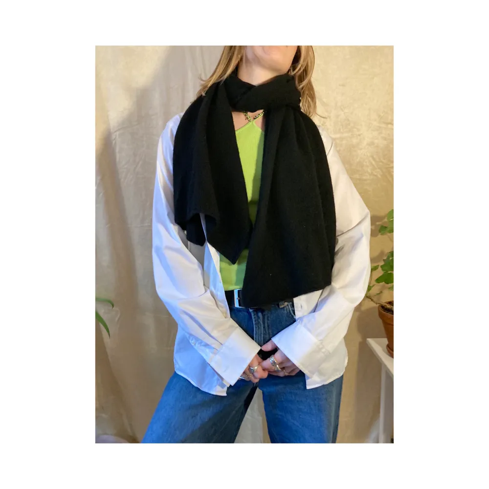 Trendy black scarf in 100% cashmere from COS. In very good condition and super cosy and nice to wear! If you have any questions send a DM! #kashmir #scarf #cashmere #trend #cos #hope #filippak #acnestudios #black #cosy #mysig #varm #warm #winter #halsduk. Accessoarer.
