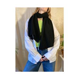 Trendy black scarf in 100% cashmere from COS. In very good condition and super cosy and nice to wear! If you have any questions send a DM! #kashmir #scarf #cashmere #trend #cos #hope #filippak #acnestudios #black #cosy #mysig #varm #warm #winter #halsduk