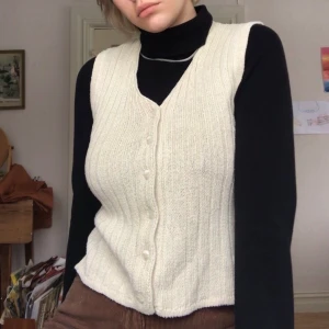 Stickad väst! - Superfin beige stickad väst med knappar! Superfint skick!💓 FRI FRAKT :)