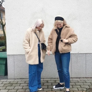 Teddyjacka - Säljer den beiga teddyjackan till vänster på bilden. Sparsamt använd och i jättefint skick. Något oversize i modellen. Kan mötas upp i Göteborg eller så står köparen för halva frakten 🌟