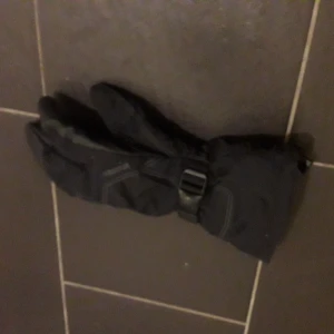 Grymma handskar från HESTRA  - Perfekta för alla tillfällen då det finns inner-finger--vantar 