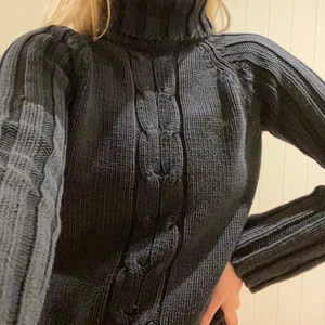 Polotröja - Svart polotröja från Lindex i storlek 42/44. Sitter dom som 36/38. 75kr+frakt. Priset är diskuterbart. Skriv om fler bilder önskas🖤🤍