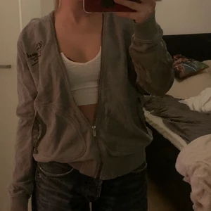 Hoodie - Snygg vintage grå sip up hoodie. En av mina favorittröjor. Den är stor och skön 