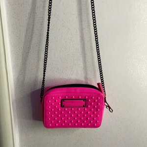 Väska Victoria secret - Neonrosa väska med nitar och kedjeaxelband
