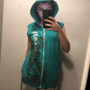 Hoodie - Man ser inte så bra men det är ett print i guld på luvan med hörlurar koftan är helt ny inga defekter