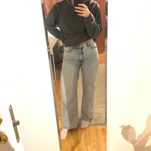 Vida jeans storlek 36, frakt ingår - Vida jeans från Hm i väldigt fint skick, knappt använda. Säljer då jag skulle behöva en storlek större! Otroligt bekväma och snygga. Frakten ingår!