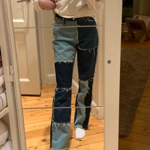 Jeans - Jeans från jaded London, storlek 24. Dessa är helt nya och använda endast en gång. Tyvärr fick de ett fimphål och jag har inte själv orken att ”laga” de. Nypriset 1000kr men pga hålet säljs dom för 300kr inkl frakt💟💕🌸💖