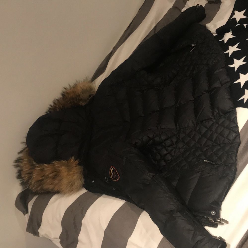 Säjer min rock and blue jacka pga köpt en ny jacka. Används fåtal gånger och priset kan diskuteras. Inget är i sönder. Den är äkta och köpt för 2500 kr säljer den för 1000 annars högst bud 🙂 kan frakta men då står köparen för frakten.vet inte exakt vad frakten är men vid intresse kan jag ta reda på det. Kan byta till en annan päls och det blir 150 kr extra . Jackor.