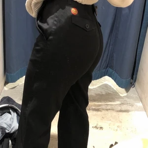 Santa cruz chinos - Santa Cruz chinos köpta på Urban outfitters. Rak passform och sparsamt använda :) skriv privat om ni vill ha fler bilder med dom på.