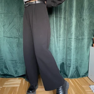 Raka ”kostymbyxor” - Jag säljer dessa raka ”kostymbyxor” från Monki, som jag knappt har använt! De är i bra skick, men är lite för stora i midjan på mig. Midjan är ”medelhög”  Längden på byxorna är bra för mig som är 160! Missade att fota baksidan, men det är en ”kostym-ficka” där bak (som inte går att öppna, men en fin detalj). 80kr + frakt                                                                         DMa för fler bilder/frågor!! /Lovisa😎😎