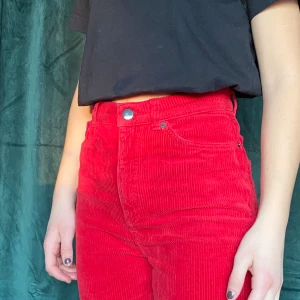 Manchesterbyxor - Säljer dessa superfina byxor från Monki! Köptes för ca ett år sedan och de är sparsamt använda. Byxorna passar mig som är 157 cm. Ordinarie pris var 400 kr, men säljer dem för 100 kr + frakt. Skriv privat för mer bilder eller om ni har frågor. //Alva☺️