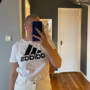 ADIDAS T-SHIRT - En vit t-shirt från Adidas i 100% bomull. St. XL, men skulle säga att den är mer lik en M-L. Använd ett fåtal gånger, bra skick. Katt finns i hemmet. Frakt ingår!! 
