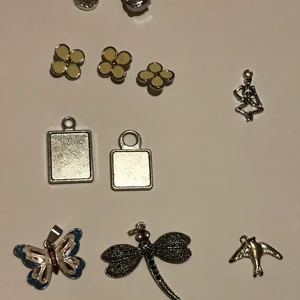 Berlocker till armband halsband örhängen  - Dessa berlock kan jag göra till örhängen armband eller halsband. Har kedja i silver, svart och guld. Det är bara att fråga om bild. Jag har även tråd i glansigt svart, svart brun, läder brun det kan man självklart ockå fråga om bild. Har även örhängen i silver, svart och guld. Dem 2 silvriga berlockerna kan man ha som dem är eller så kan jag lägga dit en bild:) EDIT: fågeln är såld 