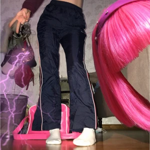 Nike vintage mörkblåa träningsbyxor 💫💘 - Dragkedjor nere så man kan välja om dem vill flare-a ut eller vara rakare✨✨ Köpta secondhand, sitter fint me elastisk midja så dem passar bra💗🌙💞 Kan frakta o mötas i stockholm pris kan alltid diskuteras⚡️💕