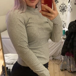 Polotröja - En ljusgrå och skön polotröja som är välanvänd och skön, lagom varm. Köparen står för frakten.