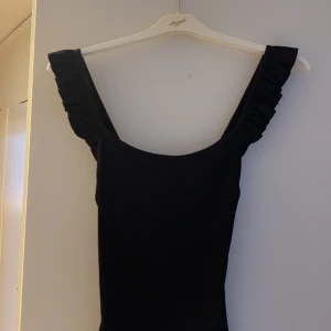 Body - Svart body från zara , skitsnygg. Man får super fin kroppsform i midjan. Köpt för en fest men sen inte använt den alls