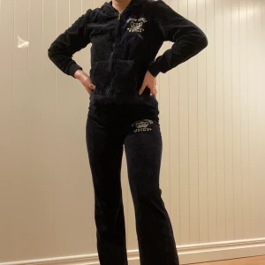 Juicy couture mjukisett - Mjukisett från Juicy couture😇 Storlek XL,för barn så passar mig som bär S. Färgen är svart och tryck finns på både fram och baksida. Förmodligen äkta,men kan ej garantera.Snöre samt ring saknas på byxan. 300+ frakt (ca 80).Fler bilder kan fixas.🥰 bud 600🤗