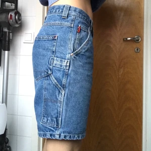 Jeansshorts stl 34 - Coola jeansshorts från ”faded glory”. Dom passar snyggt som högmidjade men åker ner lite på mig och det ser bra ut ändå. De är ganska stora för en 34 i midjan.