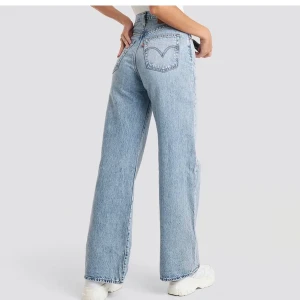 Levis - Säljer super fina levis i modellen ribcage wide leg. Hög midjade. Bra skick 🥰 avklippta där nere o är lite långa på mig som är 159 cm. Skriv för mer bilder. Nypris: 1249. Priset kan diskuteras vid snabb affär 🥰 brukade va i L 32