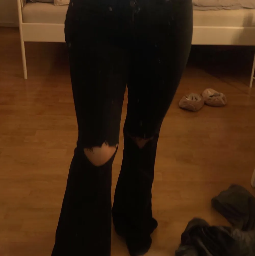 Svarta bootcut byxor från DrDenim. Bara testats på, aldrig använda. Säljer pga av dom är för långa på mig som bara är 157Cm. 170kr+ frakt. Farkut & Housut.