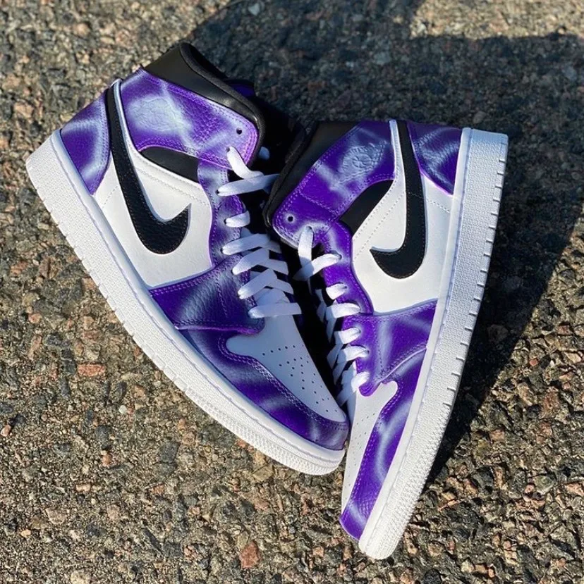 Intressekoll på mina Jordan 1 mid customs gjorda av @perfectingyourkicks. Helt sjukt snygga gjorda för att efterlikna en lite mer unik Jordan 1 Court purple! I väldigt bra skick, använda ungefär 5-10 gånger. Storlek 42. 1500kr!. Skor.