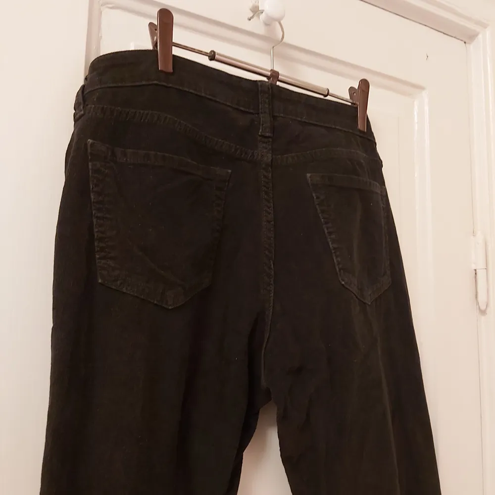 Populära bruna bootcut manchesterbyxor. Har en mellan hög midja. Passar bäst på någon med 27-29 i midjan. Passar bra på mig som brukar ha 32 i längd.. Jeans & Byxor.