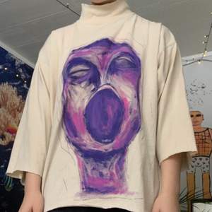 Hej! Jag säljer denna tröja som jag har målat själv, designen är min egna och färgerna är textil färger (håller i tvätt).  Storlek: XL Färg framsida: gräddvit, lila, rosa Färg baksida: gräddvit