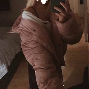 Rosa puffer Jacket 💗 - Jag säljer nu min fina rosa puffer jacket som tyvär var för stor på mig, Den är använd en gång å har kvar prislappen. har både dragkedja och knappar! Den passar både xs, s men skulle oxå säga m! Köptes för 400 :- men säljer för 180 :- + frakt, men pris kan oxå diskuteras!! ❤️
