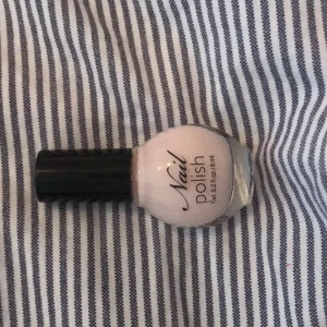 Ljusrosa nagellack - Ett jättefint ljusrosa nagellack. Tyvärr täcket det dåligt men med 2-3 lager blir det superfint! Använt 2-3 gånger. Köparen står för frakten, betalning via Swish.