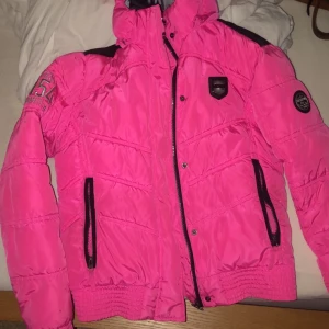 Häftig jacka från nickelsson - Finns inte att köpa längre, hur snygg som helst strl M men passar xs och s med. Muddarna är lite nötta annrs jätte fint skick. Väldigt dyr i inköp Frakt 99kr. Bud från 500kr