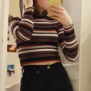 Randig tröja från NAKD - Snygg randig tröja från NAKD i storlek xxs, men som även passar xs/s då den är i ett stretchigt ribbat material! Bra skick och sparat använd!❤ köparen betalar frakten!