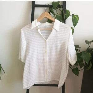 Fin vintage blus - Luftig och faller fint! Frakt ingår i priset🧚🏼