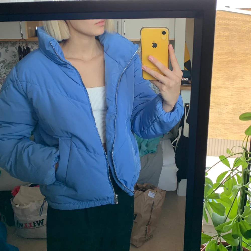 En såå härlig varm jacka från H&M. Fin blå färg på jackan, den är som ny! Jag är 177cm lång💙 . Jackor.