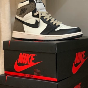 Jordan 1 dark mocha - Hej! Säljer ett par Jordan 1 dark mocha i size 40. Helt nya. Kvitto, box och extra skosnören medföljer. Köpare står för ev frakt. Inga byten (Obs: cream shoelaces på bild medföljer ej, skon på bild är i en annan storlek) 
