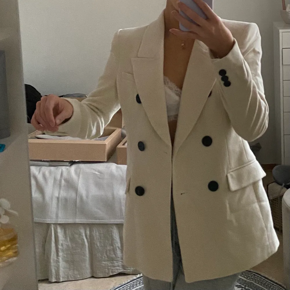 Skit snygg beige blazer ifrån zara!! Storlek XS men sitter oversized💗 helt ny, nypris 600kr✨. Kostymer.