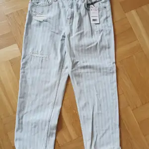 Snygga blekta randiga jeans från Mango. Helt oanvända med prislappen kvar. 