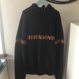 Nakd hoodie med orange tryck.  - Fin hoodie som jag inte längre har användning av då den inte är min stil. Mycket bra skick. Ganska liten luva. Använda ett fåtal gånger. 
