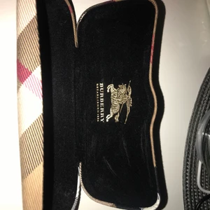 Solglasögon fodral - Burburry fodral till solglasögon  kan gå ner lite i pris om det köpa snarast! 